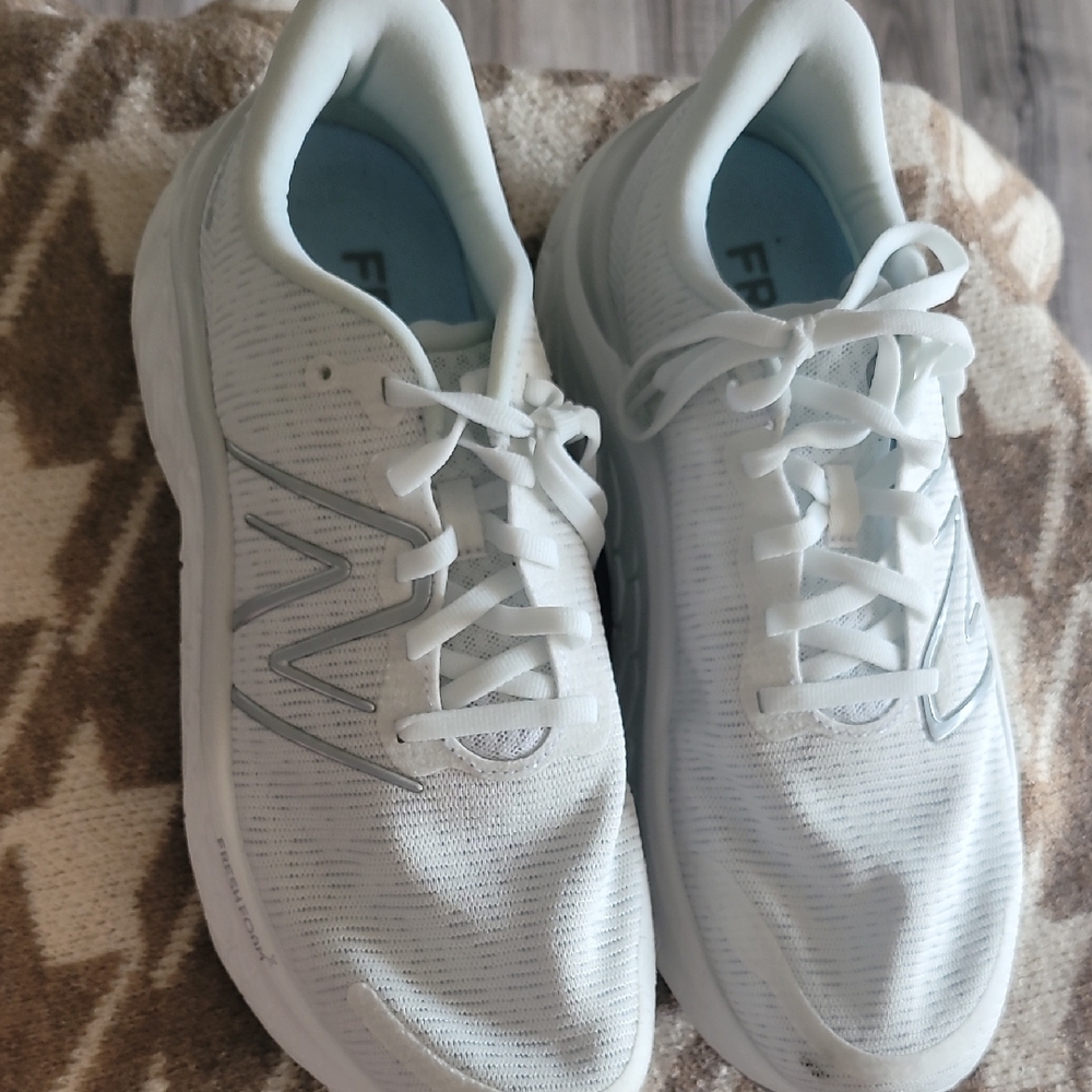 Women's New Balance Fresh Foam Kaiha Road Sneakers Size 9 Wide - Picture 4 of 7